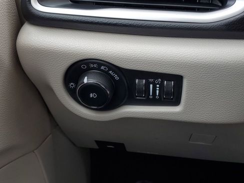 Used 2024 Chrysler Pacifica Touring-L image 12