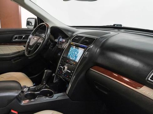 Used 2018 Ford Explorer Platinum image 25