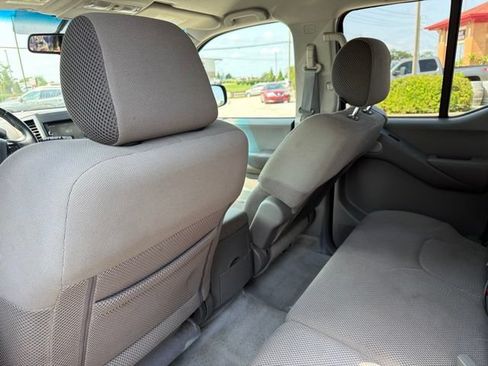Used 2014 Nissan Frontier SV w/ SV Value Truck Package AWD/4WD image 17