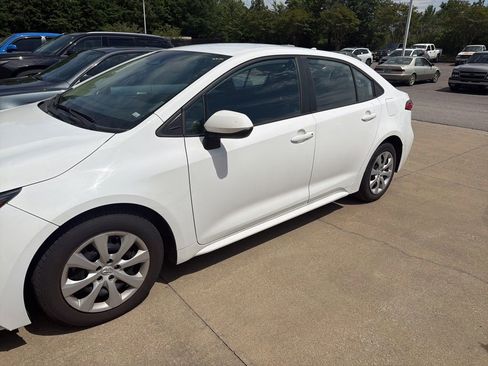 Used 2023 Toyota Corolla LE FWD image 2