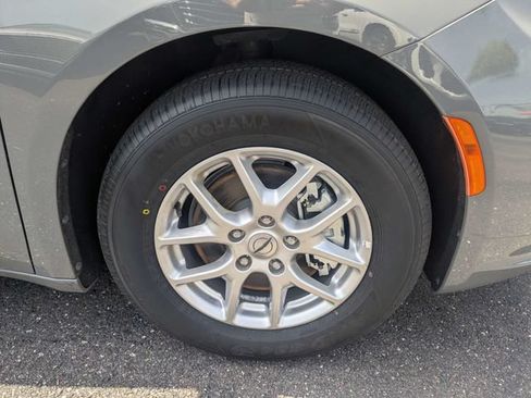 Used 2025 Chrysler Pacifica Select FWD image 11