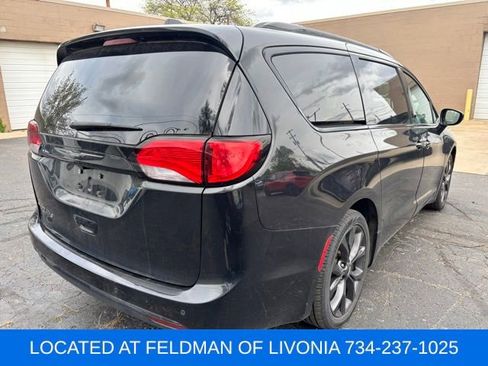Used 2018 Chrysler Pacifica Touring-L w/ Premium Audio Group FWD image 3