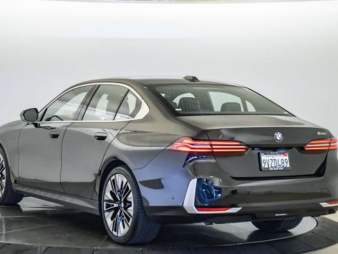 Used 2026 BMW 530i RWD image 2