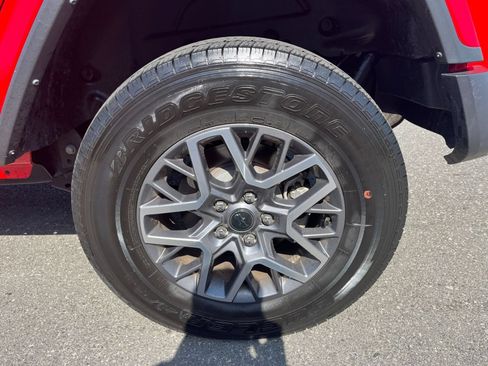 Used 2025 Jeep Wrangler Unlimited Sahara AWD/4WD image 30