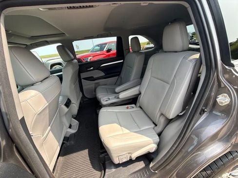 Used 2018 Toyota Highlander XLE AWD/4WD image 15