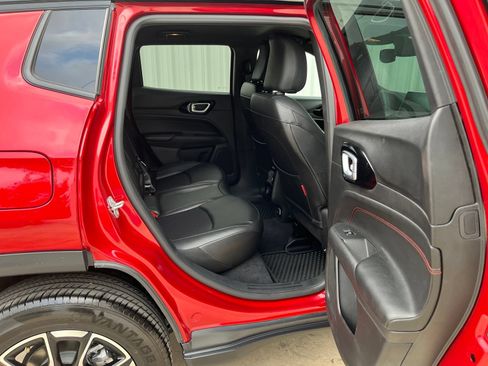 Used 2025 Jeep Compass Trailhawk AWD/4WD image 14