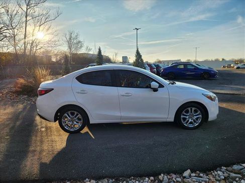 Used 2017 Toyota Yaris iA image 6
