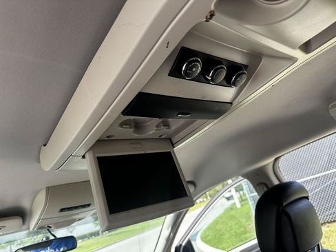 Used 2016 Chrysler Town & Country Touring FWD image 8