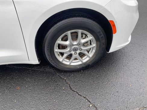 Used 2023 Chrysler Pacifica Touring-L image 9