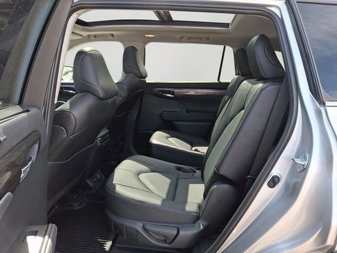 Used 2024 Toyota Highlander Platinum AWD/4WD image 8