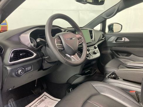 Used 2025 Chrysler Pacifica Select FWD image 16