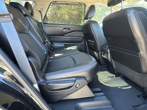 Used 2023 Nissan Pathfinder SL w/ Black Appearance Package image 26