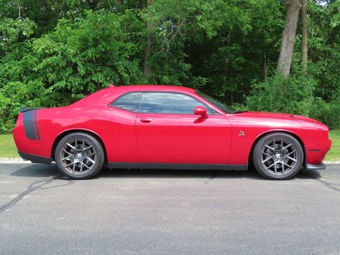 Used 2016 Dodge Challenger R/T Scat Pack w/ Leather Interior Group RWD image 2