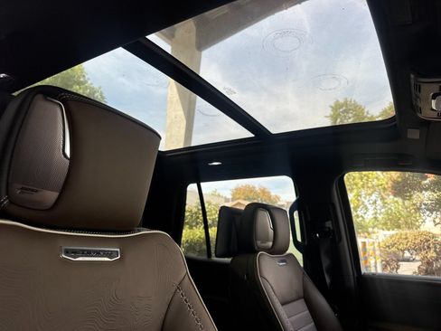 New 2026 GMC Yukon Denali Ultimate w/ LPO, Floor Liner Package AWD/4WD image 19