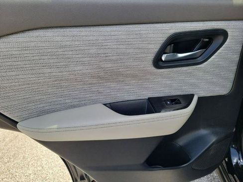 Certified 2023 Nissan Rogue SV FWD image 16