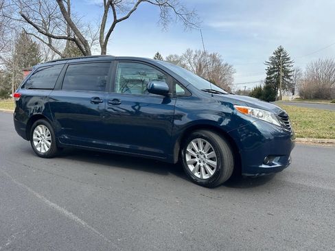 Used 2012 Toyota Sienna LE image 5