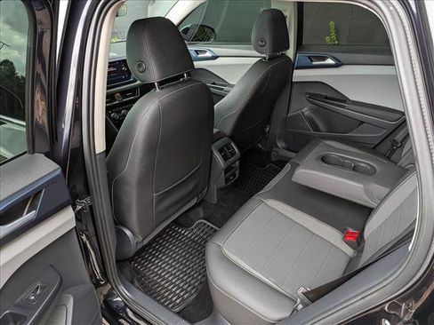 Used 2024 Volkswagen Taos SE w/ Panoramic Sunroof Package FWD image 19