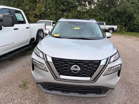 Used 2023 Nissan Rogue SV w/ SV Premium B Package FWD image 2