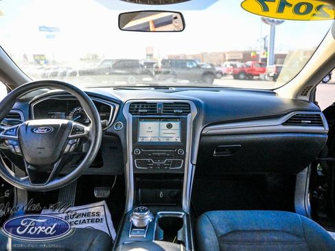 Used 2017 Ford Fusion SE w/ Fusion SE Technology Package image 13