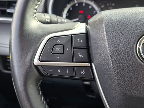 Used 2023 Toyota Highlander XLE image 25