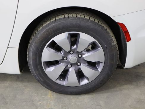 Used 2020 Chrysler Pacifica Limited w/ Advanced Safetytec Group image 48