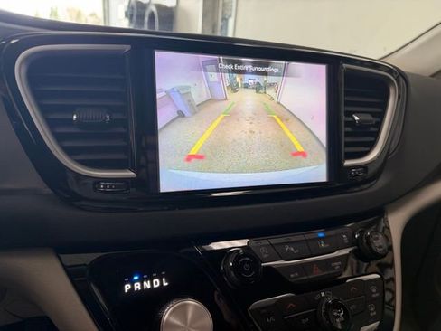 Used 2024 Chrysler Pacifica Touring-L FWD image 21