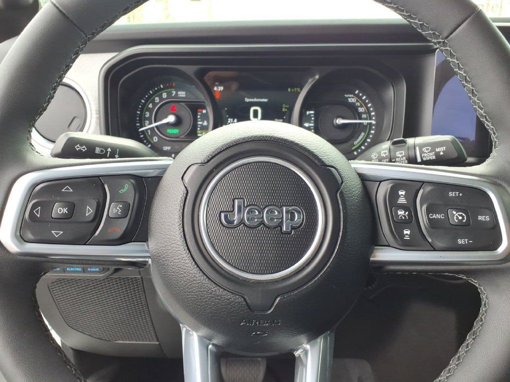 Certified 2025 Jeep Wrangler Unlimited Sahara AWD/4WD image 5