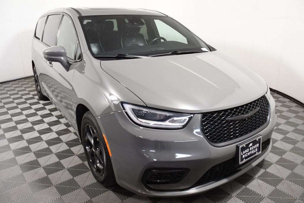 Used 2022 Chrysler Pacifica Limited w/ Uconnect Theater Family Group FWD image 9