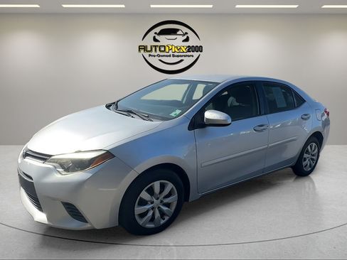 Used 2016 Toyota Corolla LE FWD image 3