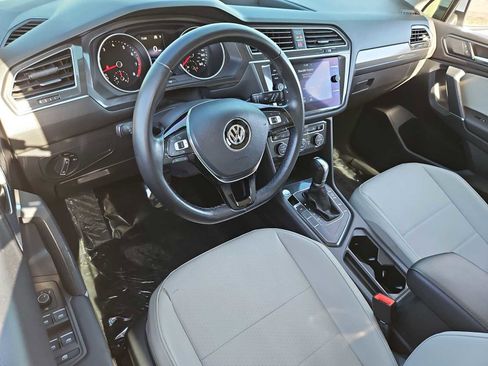 Used 2018 Volkswagen Tiguan SE w/ Panoramic Sunroof Package image 10