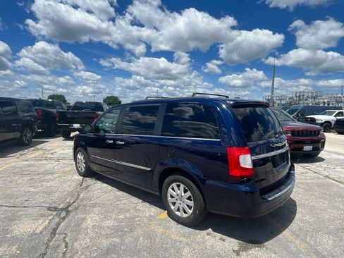 Used 2016 Chrysler Town & Country Touring w/ Driver Convenience Group FWD image 7