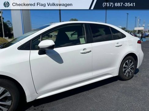 Used 2022 Toyota Corolla LE FWD image 3