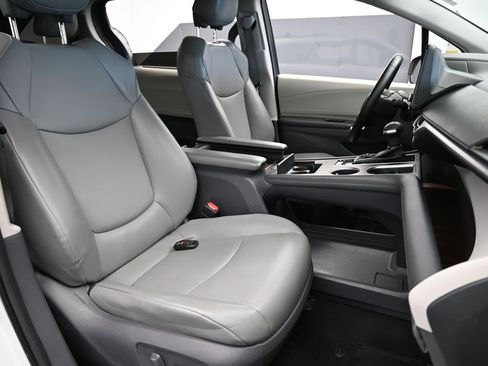 Used 2021 Toyota Sienna XLE image 48