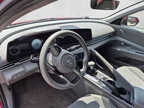 Used 2024 Hyundai Elantra SEL FWD image 10