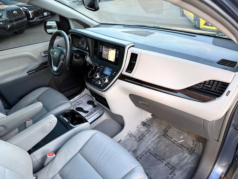 Used 2017 Toyota Sienna XLE w/ XLE Navigation Package image 21