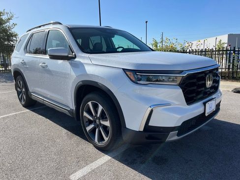 Used 2025 Honda Pilot Touring image 3