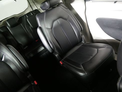 Used 2024 Chrysler Pacifica Touring-L image 14