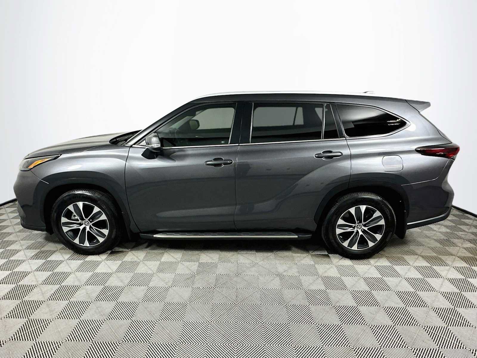 Used 2024 Toyota Highlander XLE FWD image 4