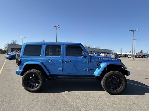 Used 2022 Jeep Wrangler Unlimited Sahara AWD/4WD image 28