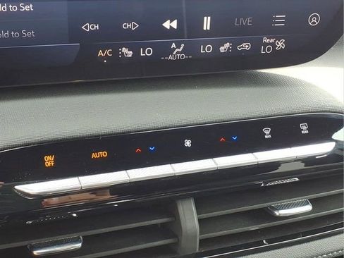 Used 2025 Buick Enclave Preferred AWD/4WD image 8