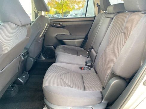 Used 2024 Toyota Highlander LE image 25