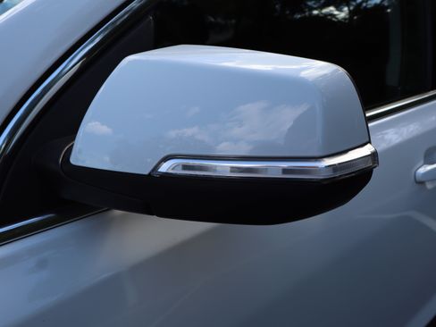 Used 2023 GMC Acadia SLE FWD image 23