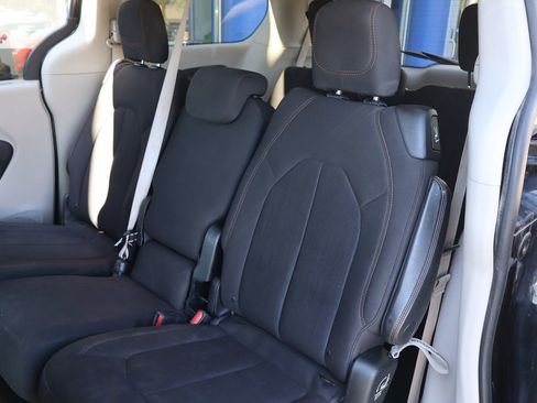 Used 2018 Chrysler Pacifica Touring Plus w/ Tire & Wheel Group FWD image 13