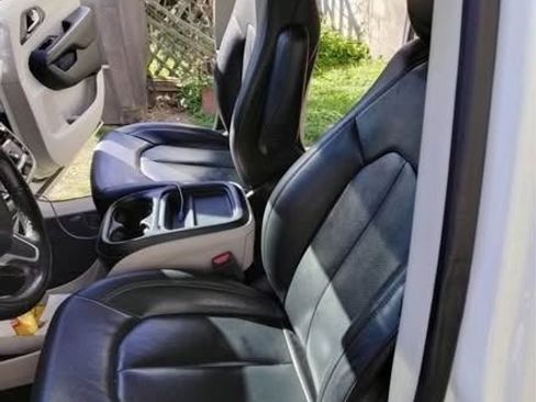 Used 2020 Chrysler Pacifica Touring-L image 5