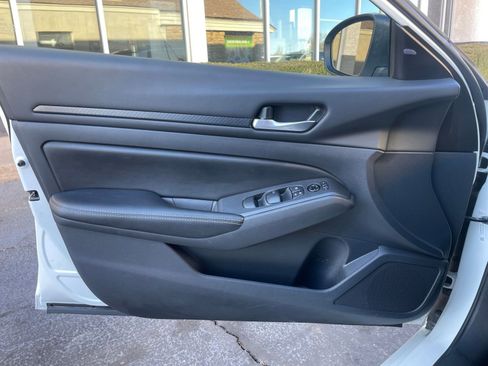 Used 2025 Nissan Altima 2.5 SV image 18