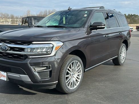 Used 2024 Ford Expedition Limited image 3