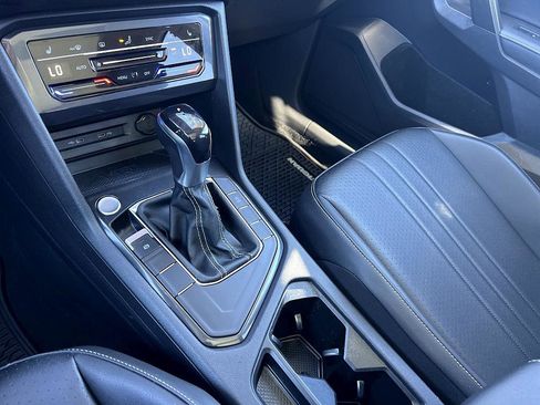 Used 2022 Volkswagen Tiguan SE w/ Panoramic Sunroof Package image 24