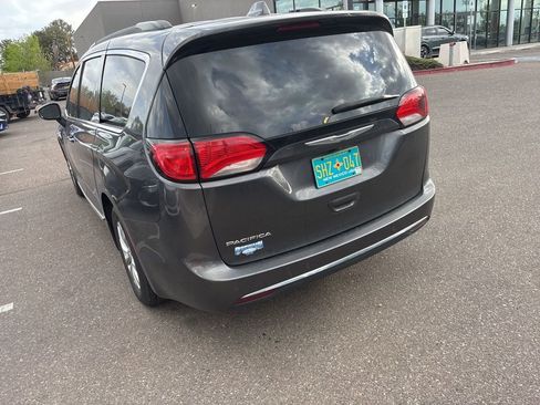 Used 2017 Chrysler Pacifica Touring-L image 2