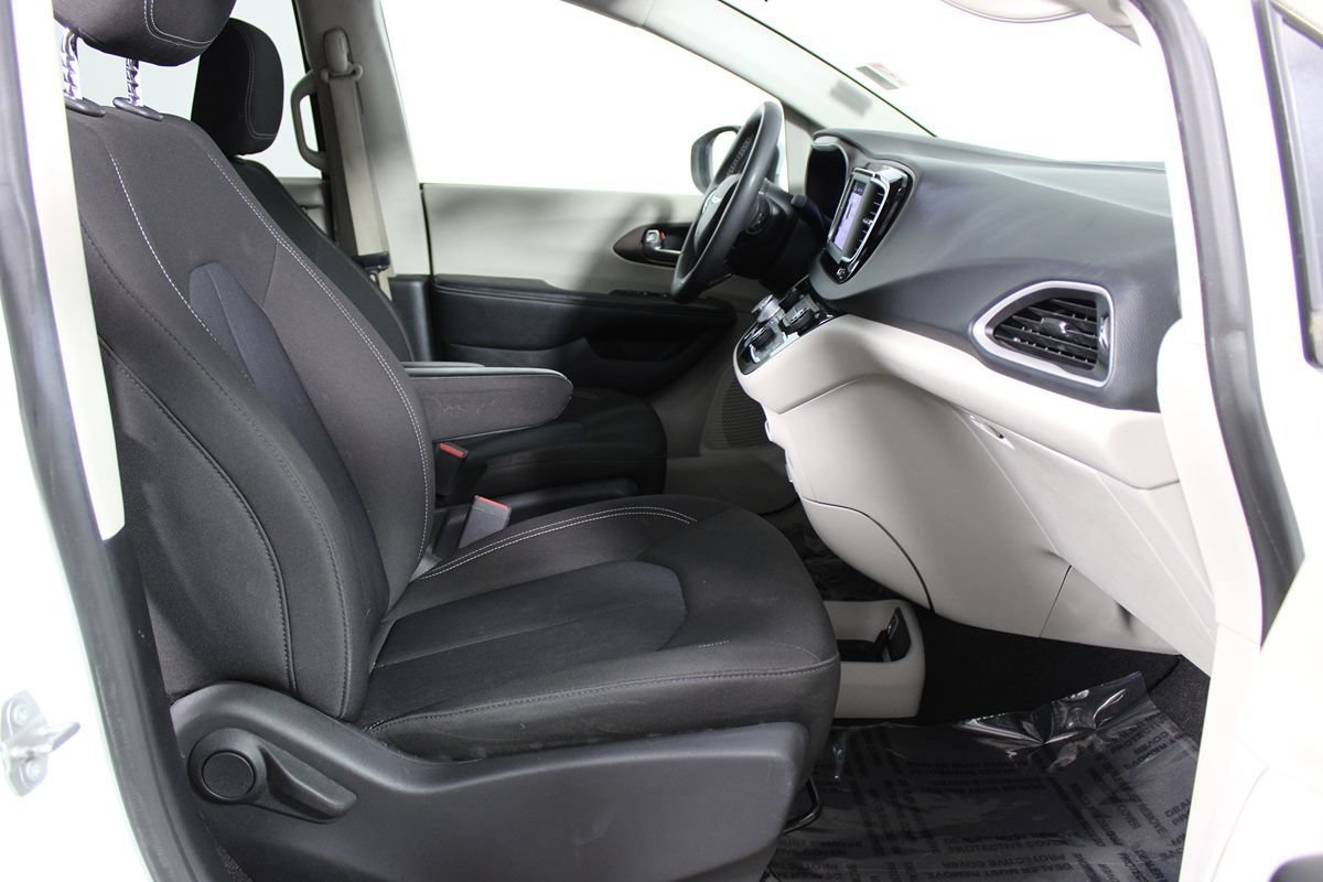 Used 2023 Chrysler Voyager LX FWD image 8