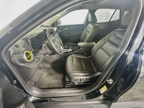 Used 2024 Chevrolet Trax ACTIV w/ Sunroof Package FWD image 13